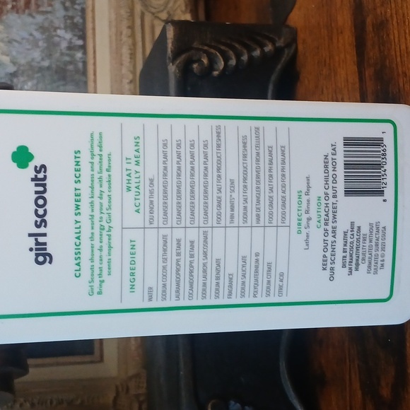 Native Volumizing Shampoo with Thin Mints Scent - Picture 3 of 4